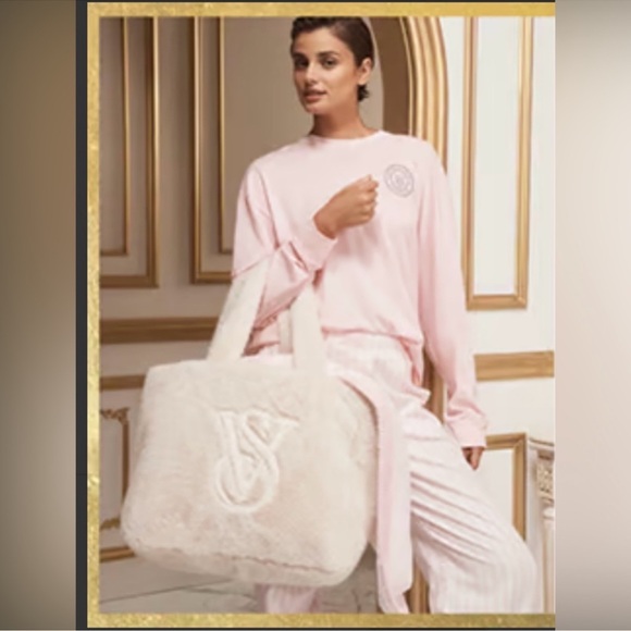 Brand new Victoria secret fur tote and striped blanket - Picture 3 of 4